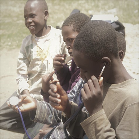 Children in Kenya volunteers for HIV programme 