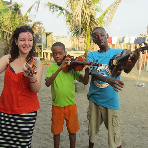 Volunteer teaches violin Ghana