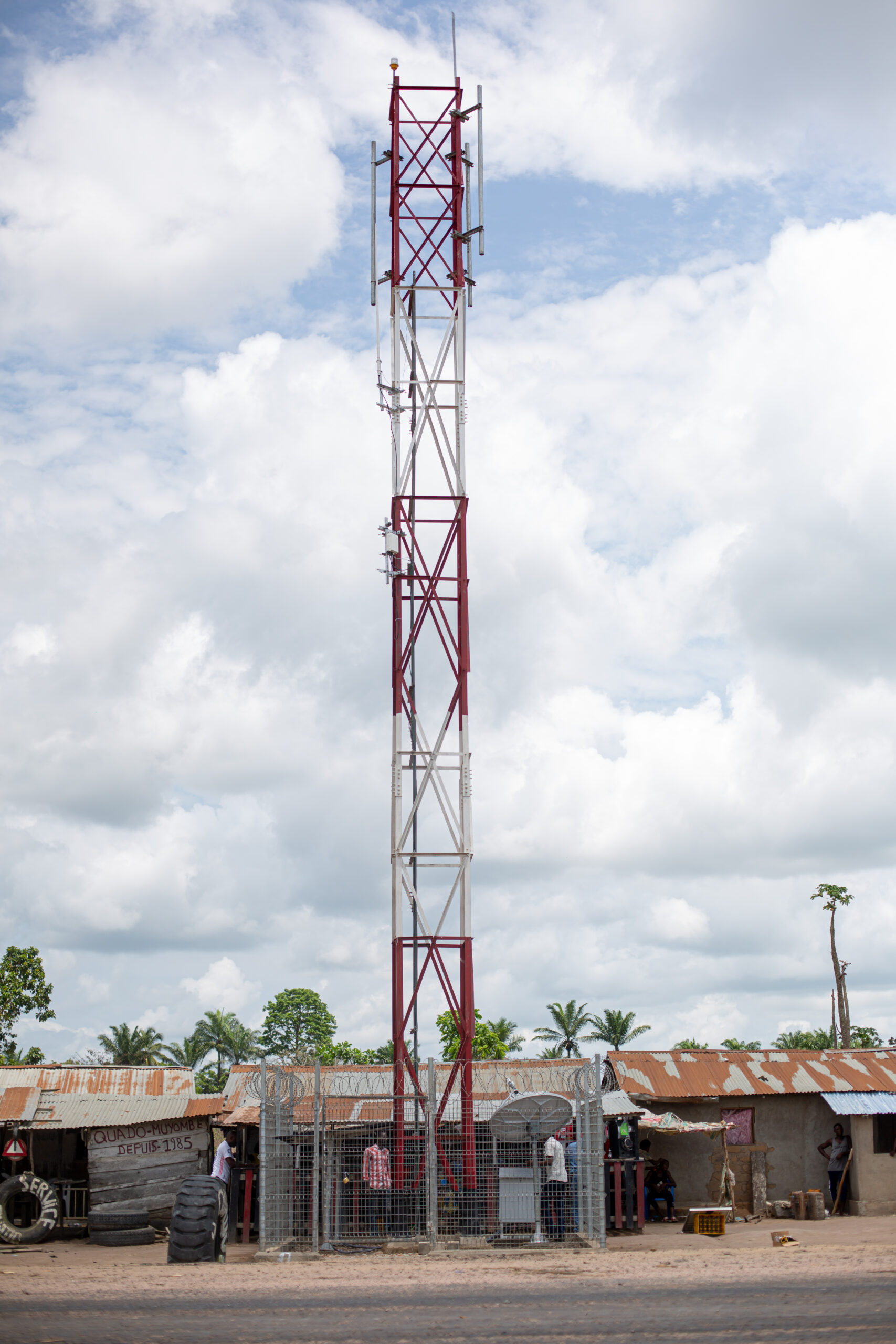Bridging the Digital Divide with Smart Off-Grid in the DRC