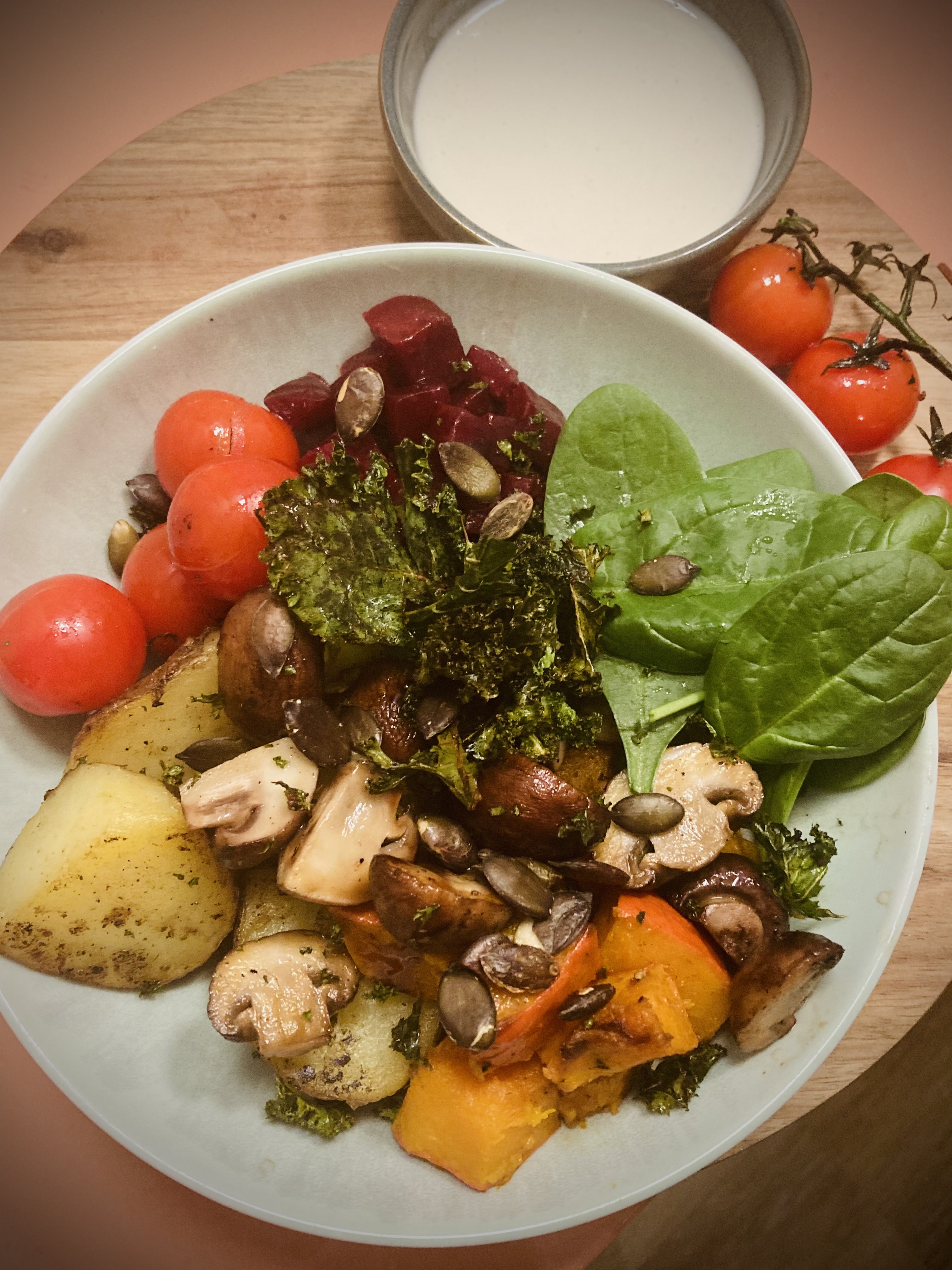 Earth Bowl Kartoffel / Pilze / Rote Beete / Kürbis / Tomaten & Crunchy Kale EUR 13,50