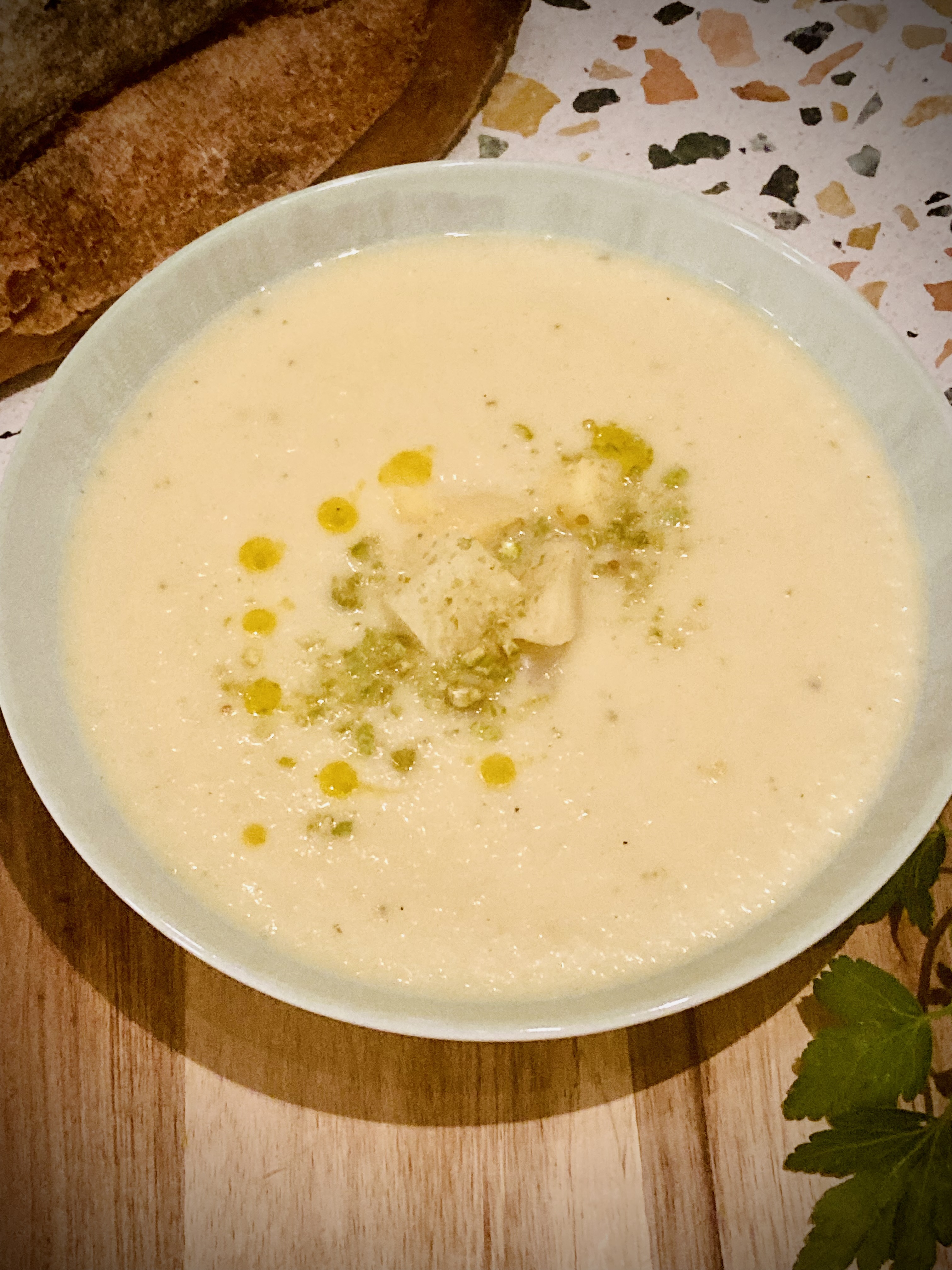 Cremige Sellerie-Pastinaken Suppe mit Röstbrot EUR 9,50 